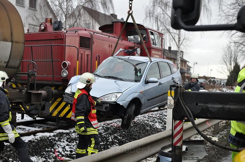 PKW gegen Zug Niederkassel Bingerstr P18.JPG